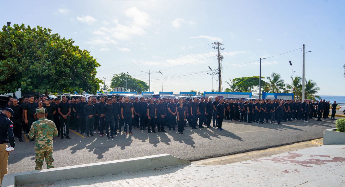 MigracionRDo's tweet image. Seguimos fortaleciendo el control migratorio con 400 nuevos agentes de Reacción Rápida, desplegados en 19 provincias clave, bajo instrucciones de actuar con disciplina, legalidad y trato digno, representando con honor a nuestra institución y al país.

🧑‍💻 migracion.gob.do
