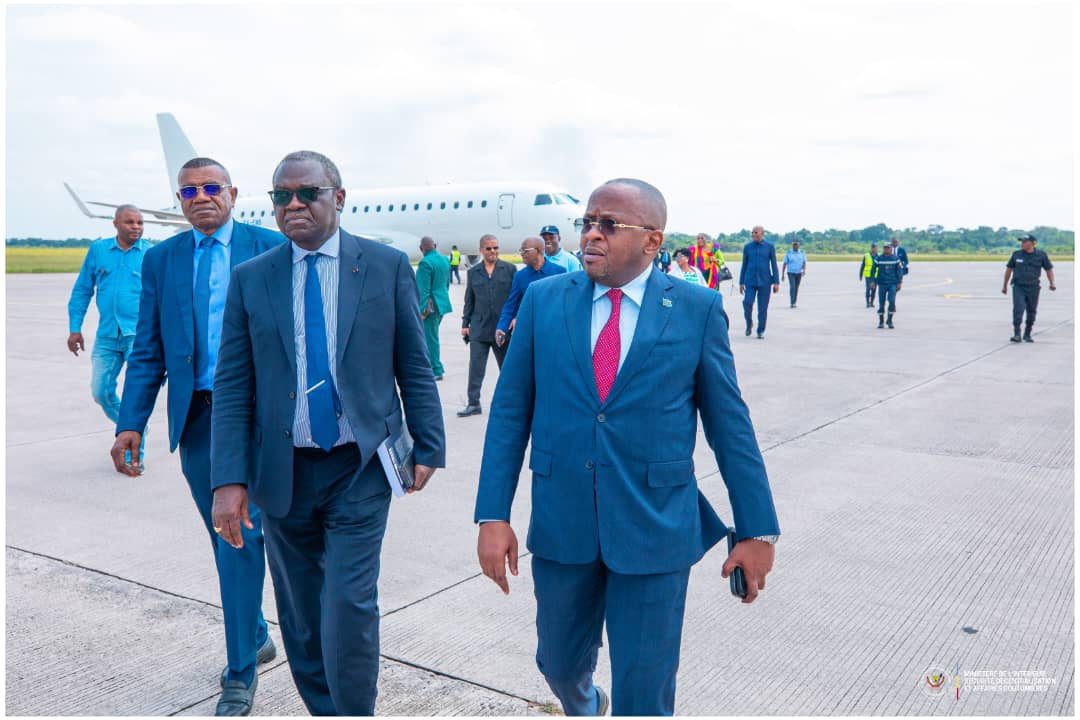 YvesBuya1's tweet image. Le Vice-Premier Ministre Ministre de l'intérieur ,sécurité, descentralisation et affaires coutumières Jacquemain Shabani Lukoo Bihiango vient d'atterrir à l'aéroport international d'olombo département de la cuvette dans le village d'Oyo au Congo Brazzaville.
Accompagné…