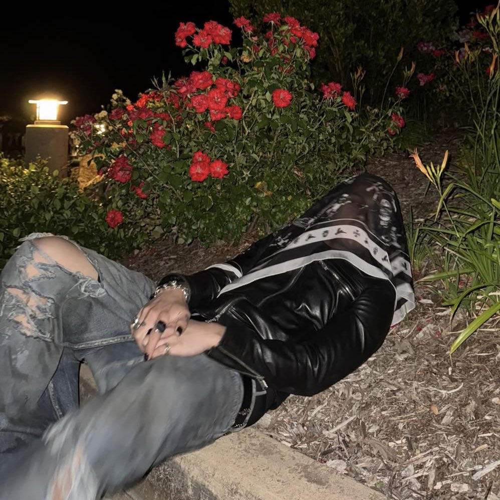 dearestmeowoooo's tweet image. Does he know how much I love flowers and spontaneous nights? 💐🖤