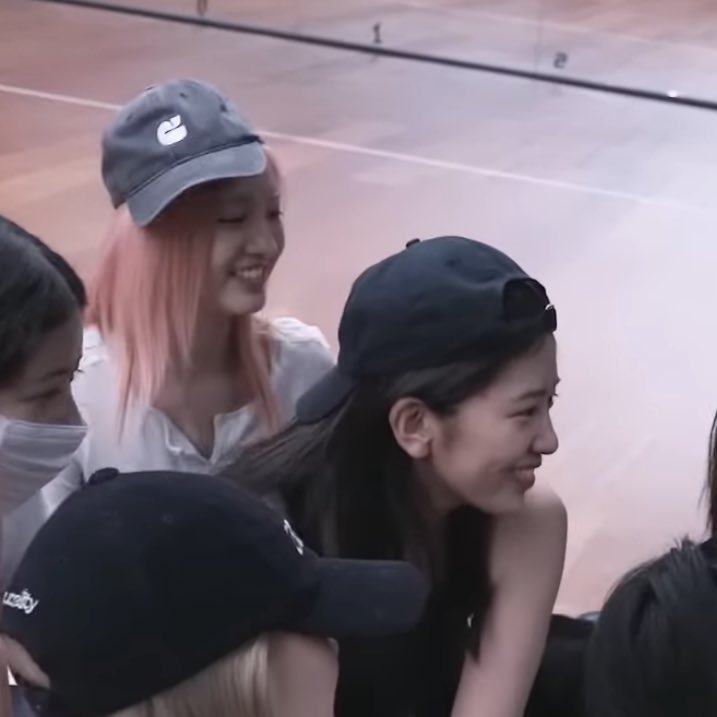 yujintwo's tweet image. these two 😂