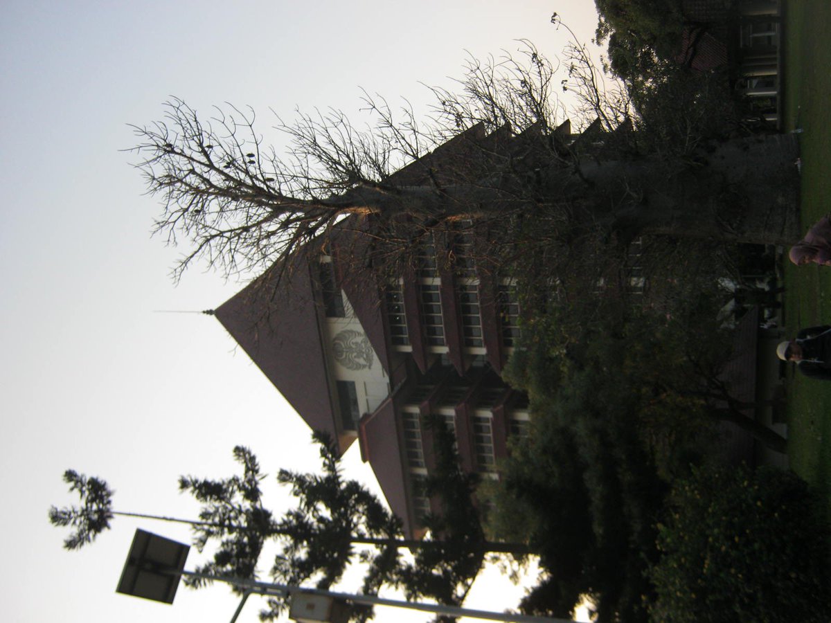 ngomonng's tweet image. Rektorat thru my cam (balik sendiri fotonha males gw)