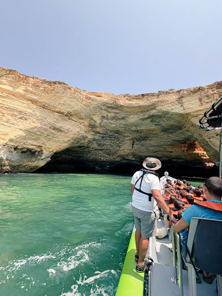 Hoy en #CampaCartaya2 nos acercamos a nuestro país vecino: Portugal 🇵🇹. Visitamos en Lancha 🚤 la preciosa 😍 costa del Algarve, incluida la increíble cueva de Benagil, con una playa escondida y una luz  mágica <a href="/deportesdipusal/">DeporteDipuSalamanca</a>