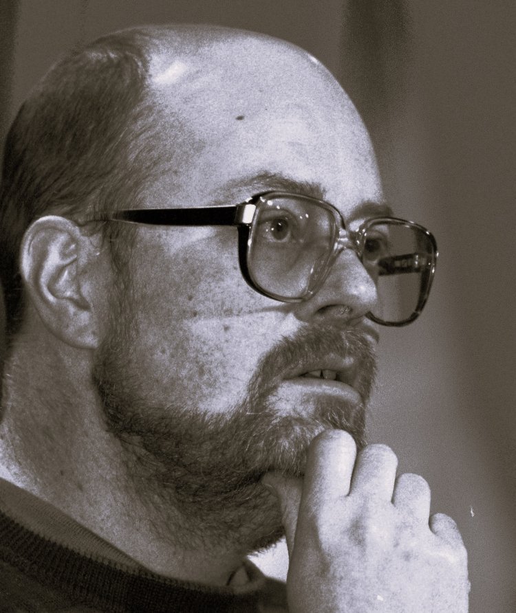 KtoUmarl's tweet image. Jerzy Sztwiertnia (78) - 🇵🇱 reżyser i scenarzysta filmowy, twórca m. in. seriali "Najdłuższa wojna nowoczesnej Europy", "Komediantka" oraz filmu "Oszołomienie".