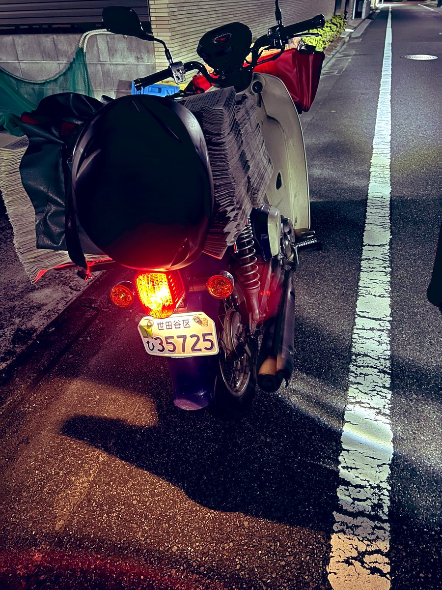 deb_master's tweet photo. am3：30頃、調布市入間町1丁目辺りを自転車で走っていたら路地から一時停止する訳でもない新聞配達のバイクに轢き殺されそうになり「あぶねぇーな💢💢」って言ったら謝罪もなく何事も無かったかのように完全無視して走り去って平然とまた新聞を配り始めた危険配達員のバイクがこちらです。情報求む https://t.co/j26Rx67zBX