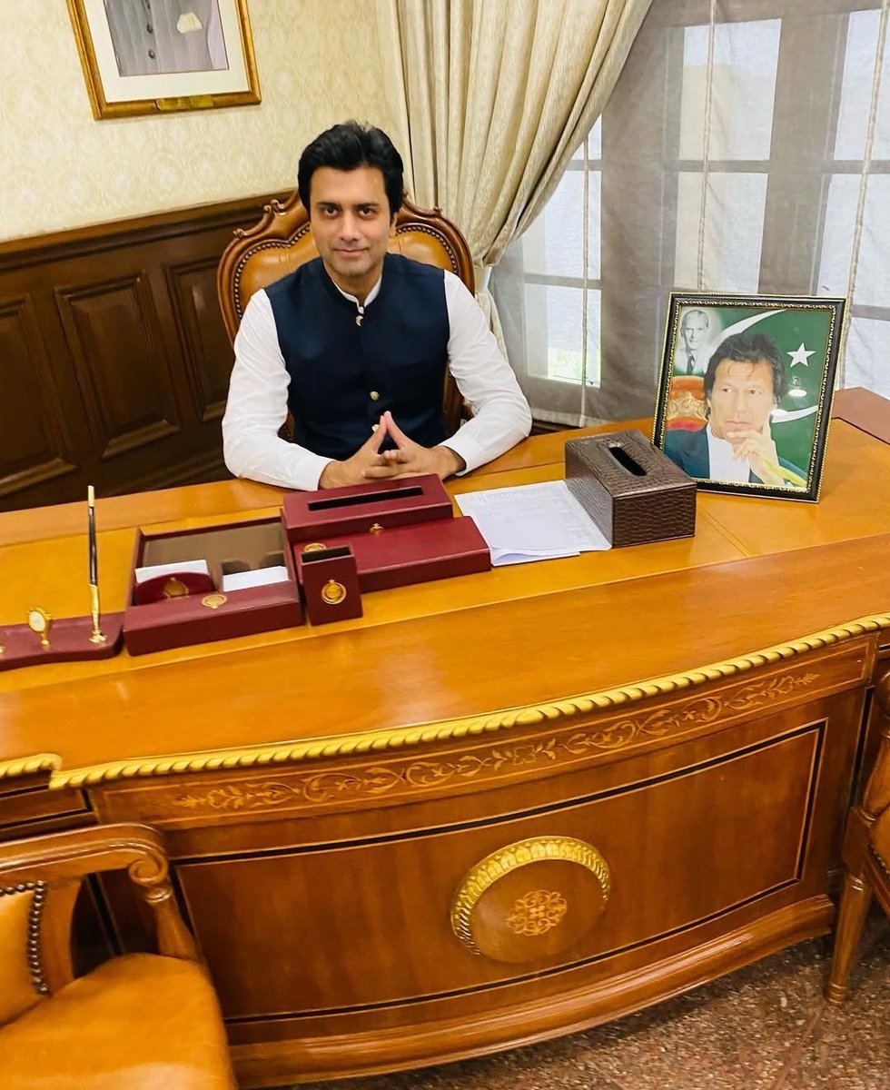 ن لیگی ایم پی اے کو بد تمیزی کرنے پر زور دار تھپڑ مارنے والے خالد نثار ڈوگر کے لیے کوئی ایک جملہ؟
#عوام_نکلے_گی_تخت_الٹے_گا