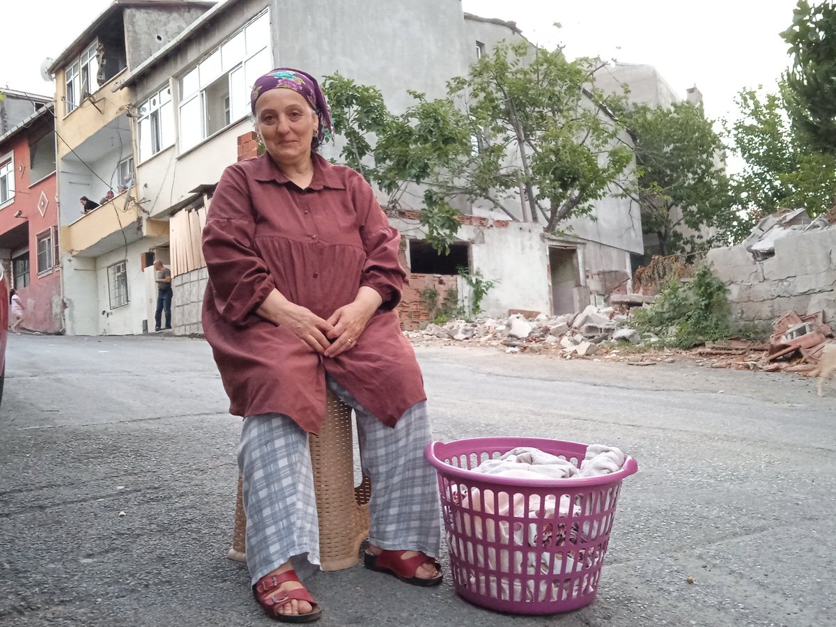 Elektriğimizi, suyumuzu, doğalgazımızı kestiniz mi? Komşumuz var, dayanışmamız var! Muhatap alınana kadar direneceğiz. Kentsel dönüşüm yapılacaksa bu evleri yapan, bu mahallenin yollarındaki çimentoyu döken bizlere sorularak yapılacak!

#TopağacıKaranlık ama #TopağacıDireniyor
