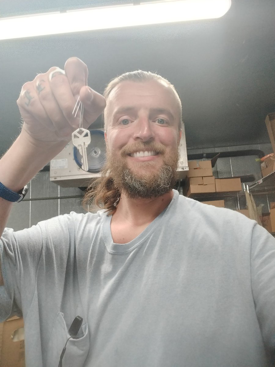 3rdgiantSlayer's tweet photo. Got my key ! Electric will be on by 4pm ! I'm no longer  homeless ! I'm no longer crashing couches ! https://t.co/F25CPApadr