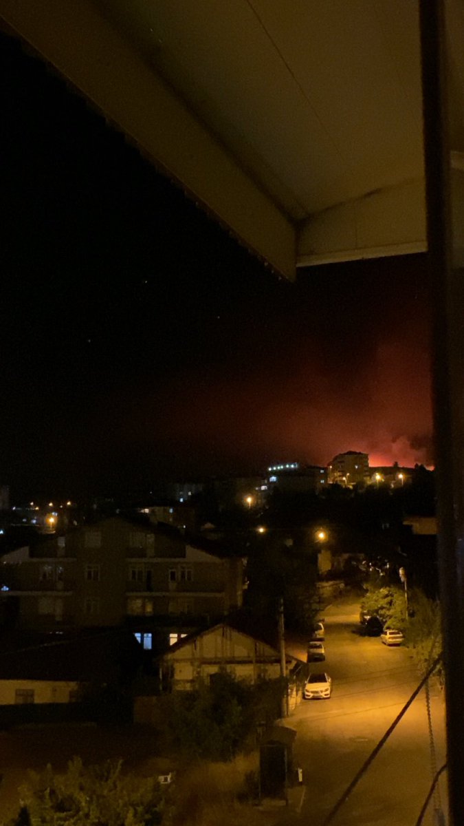 Evden çektim yalvarırım yardım edin bu yangın diğer Karabük yangınlarından bağımsız başladı ve Karabüğü orman yapan yerde başladı şehir merkezine aşırı yakın yalvarırım sesimizi çıkarmaya yardım edin #KarabükYanıyor