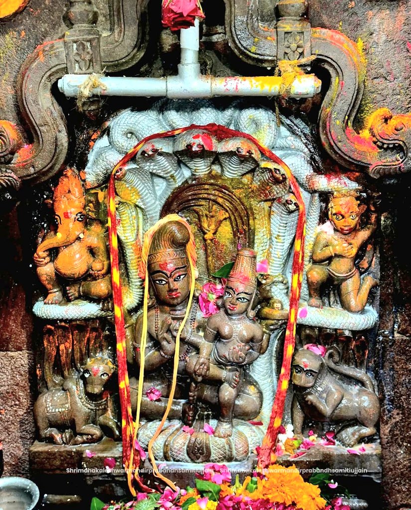 HitanandSharma's tweet image. श्री #महाकालेश्वर मंदिर के शीर्ष पर स्थित एवं वर्ष में एक बार नाग पंचमी के पावन पर्व पर खुलने वाले भगवान #नागचंद्रेश्वर मंदिर के पट परंपरानुसार रात 12 बजे खोले गए।
नागचंद्रेश्वर महादेव की कृपा सभी पर सदैव बनी रहे।