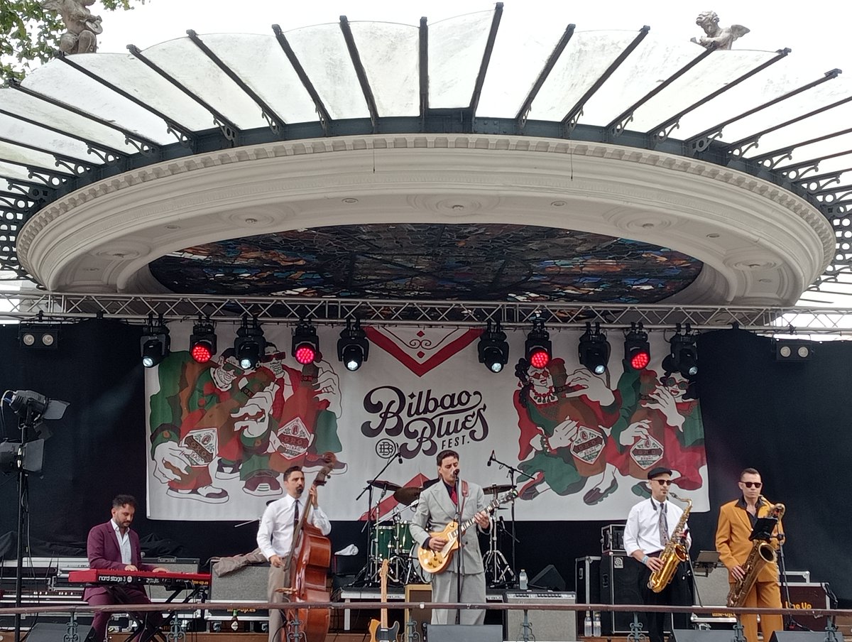 Ultrasonicos1's tweet image. El domingo Martín Burguez & His Rhythm Combo puso el ritmo y la pasión por los sonidos de las décadas de los 40 y 50 en el kiosko del Arenal dentro de la última jornada del #Bilbao Blues Festival.
lc.cx/oDGKB0