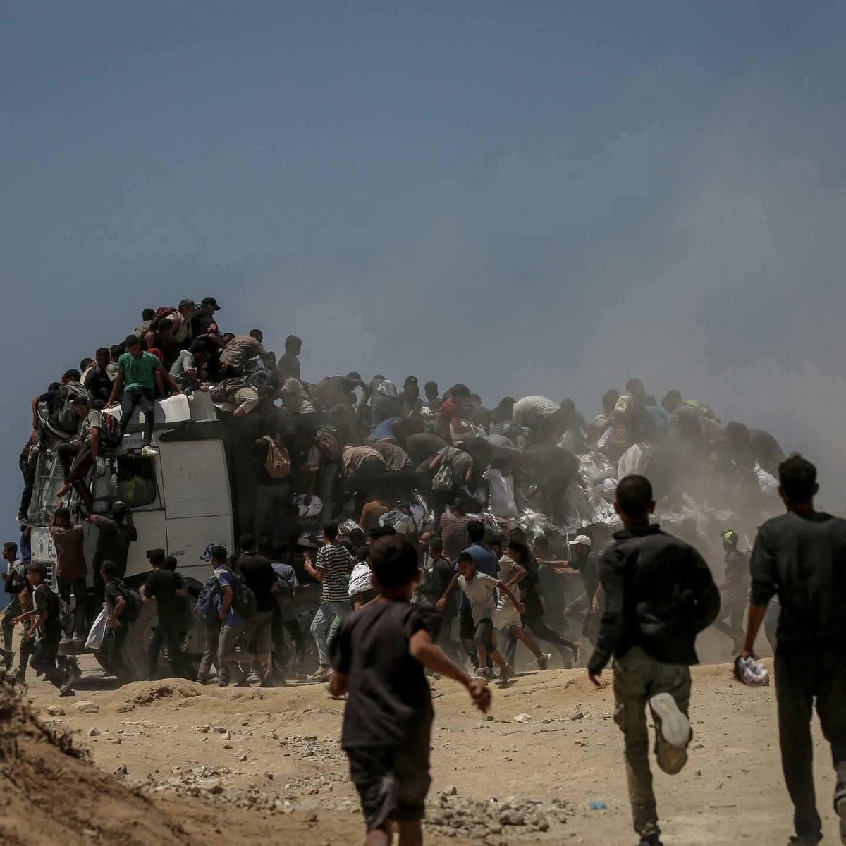 Bu insanî yardım değil, apaçık insanlığın ölümü. 

Ölen, tükenen ve esir düşen yalnız Filistin değil, tüm insanlık.

#GazaStarving