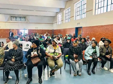 CadreNguyi's tweet image. Commander Morning π Asipheli Moya! Sofa Sgijima, Sofela Empini. #GwazaMkhontoGwaza