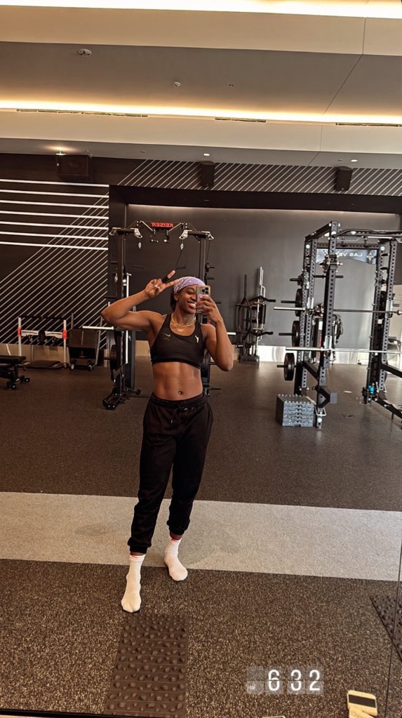 cryingwolf22's tweet image. i miss mirror pic + abs combo