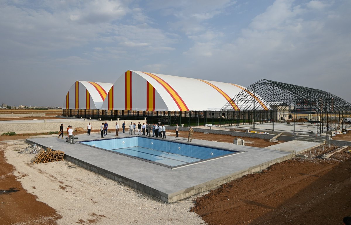 Nsy_Kaymakamlik's tweet photo. 📍Nusaybin/Spor Kompleksi

Kaymakamımız Sayın Evren ÇAKIR, Kamu Kurum ve Kuruluş Amirleri, Siyasi Parti Temsilcileri ve beraberindekilerle, Çatalözü Mahallemizde Polat Vakfı tarafından 16.400 metre² üzerinde inşa edilen ve içinde,
🏀Kapalı Basketbol Sahası,
🏐Kapalı Voleybol Sahası,
🎾Tenis Sahası,
⚽2 Adet Halı Saha,
🏊‍♀️Açık Yüzme Havuzu,
🎢Çocuk Park Alanı, Kafeterya ve Sosyal Tesisi olan Spor Kompleksi inşaat alanında incelemelerde bulundu.

Nusaybinli hemşehrilerimize hayırlı uğurlu olsun.

#YatırımlarlaNusaybin
#Nusaybin #Mardin
@TC_icisleri @AliYerlikaya 
@Mardin_Valiligi @tuncay_akkoyun