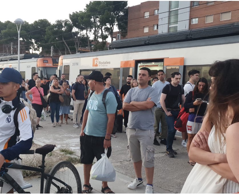 Anna G. (@gomezanna27076) on Twitter photo 🚨 Un nou dia a Rodalies:
🔴 Tall de vies “planificat”
🔴 Incidències a Sants i Estació de França
🔴 Trens espatllats, transbords improvisats
🔴 Desinformació absoluta, Usuaris fent filigranes
❌ Tenim un model ineficient, humiliant i intolerable.
<a href="/dignitatavies/">Dignitat a les vies</a> 🚨 Un nou dia a Rodalies:
🔴 Tall de vies “planificat”
🔴 Incidències a Sants i Estació de França
🔴 Trens espatllats, transbords improvisats
🔴 Desinformació absoluta, Usuaris fent filigranes
❌ Tenim un model ineficient, humiliant i intolerable.
<a href="/dignitatavies/">Dignitat a les vies</a>