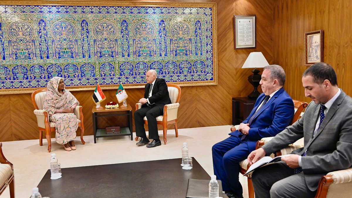 استقبل وزير الدولة، وزير الشؤون الخارجية والجالية الوطنية بالخارج والشؤون الإفريقية، السيد <a href="/AhmedAttaf_Dz/">أحمد عطاف Ahmed Attaf</a>  اليوم بمقر الوزارة، السيدة نادية محمد خير عثمان، سفيرة جمهورية السودان، التي أدت له زيارة وداع عقب انتهاء مهامها لدى الجزائر.
🇩🇿  🇸🇩