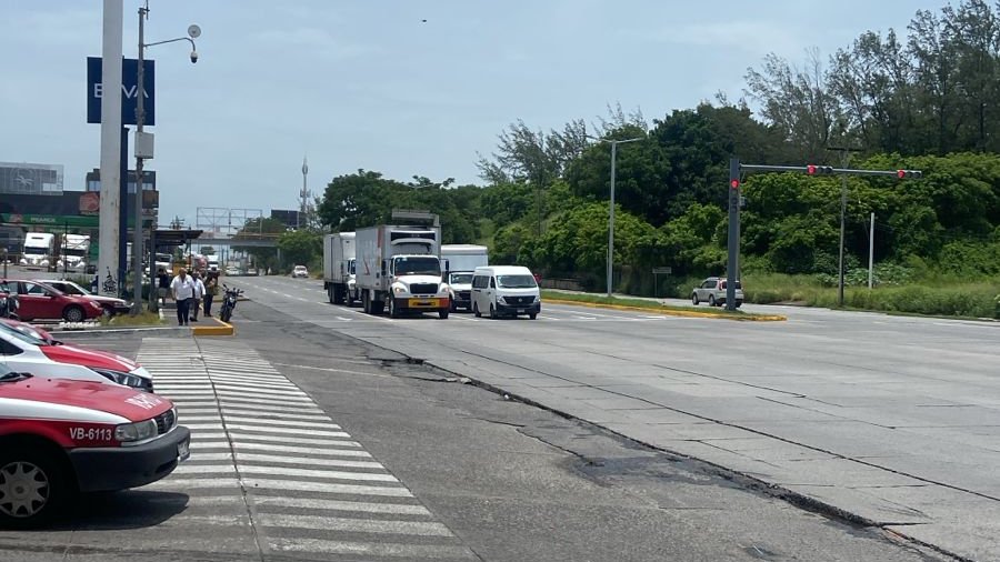 ImagendeVer's tweet image. ☑️ Quedó liberada la avenida Rafael Cuervo, al norte de la ciudad de Veracruz, tras manifestaciones de taxistas.