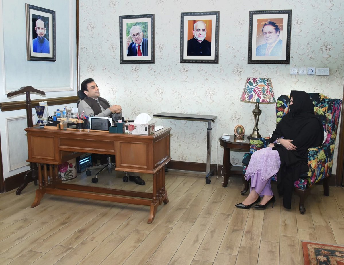 سابق وزیر اعلیٰ پنجاب حمزہ شہباز شریف سے پارٹی سیکرٹریٹ ماڈل ٹاؤن میں ڈسکہ سے خاتون رکن قومی اسمبلی محترمہ نوشین افتخار کی ملاقات ،  باہمی دلچسپی کے عوامی اور سیاسی امور پر تبادلہء خیالات❤️🇵🇰