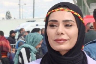 Türkiye eğitim bakanlığında öğretmen olan Suruç'lu Kürt kadını Fatma Boncuk, sayfasında Kürtler'e dair paylaşımlar yaptığı için, dünden beri Türkçüler'in hedefinde, gözaltına alındı ve binlerce kişi tarafından linç ediliyor.

O artık bir kraliçedir bizim için
Tu Her Bijî Fatê ☀️