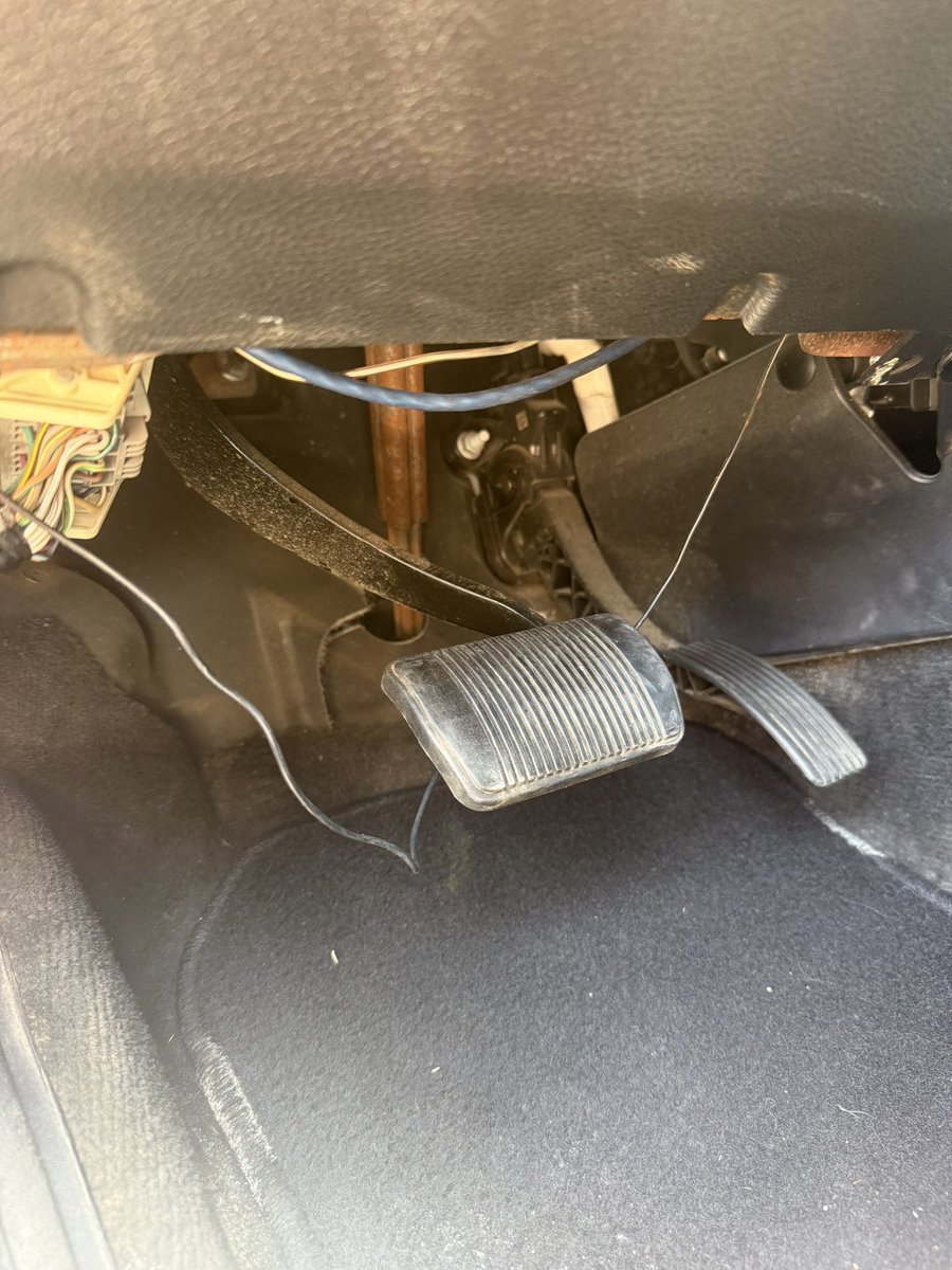 Chat what’s this black wire hanging around my pedals?