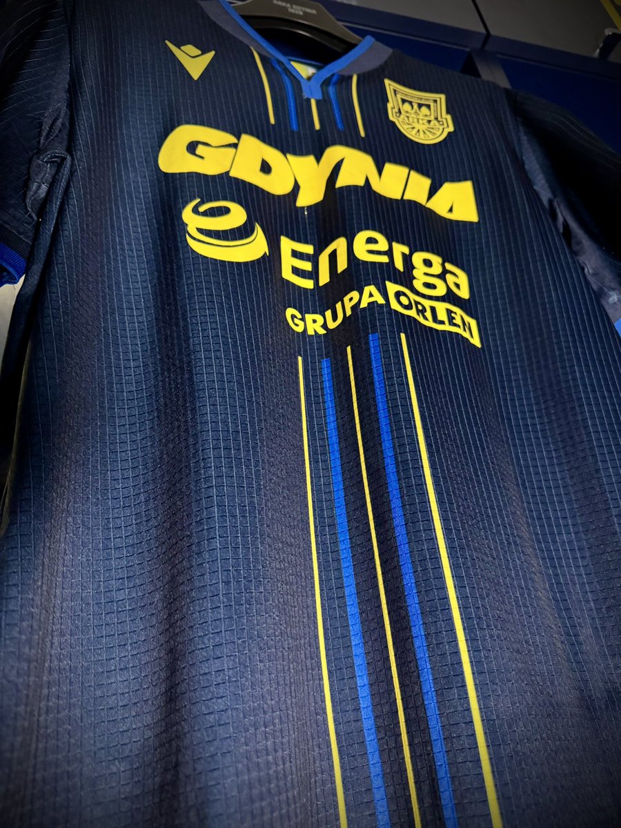 ArkaGdyniaSA's tweet image. Wyjazdowy garnitur w szafie każdego Arkowca. 🕴️🔵

KUP TERAZ ➡️ sklep.arka.gdynia.pl/10-zestawy-mec…