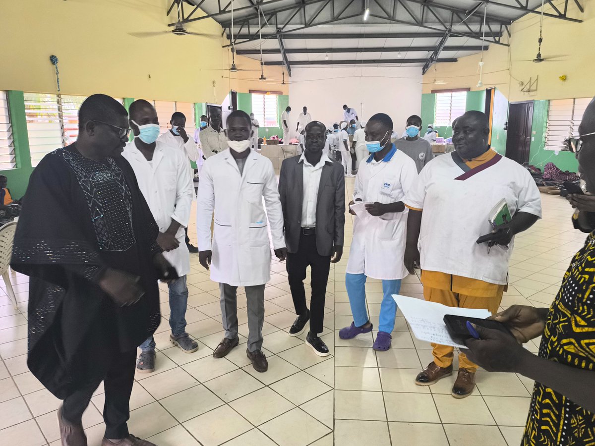MSPS_Togo's tweet photo. Le ministre chargé de la santé, le Professeur Tchin DARRE en visite de soutien cet après-midi du 28 juillet 2025 aux patients victimes d'intoxication alimentaire dans le canton de Kpetsou (district d'Afagnan) et pris en charge à l'hôpital Saint Jean de Dieu d'Afagnan. 
#Santetg https://t.co/Jrcom1a3Ns