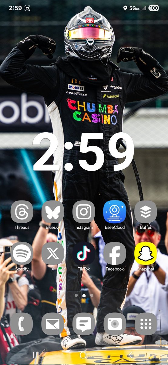 sarahdavisagain's tweet image. I think I&apos;ve decided...

The time on my lock screen being on the brick 😍