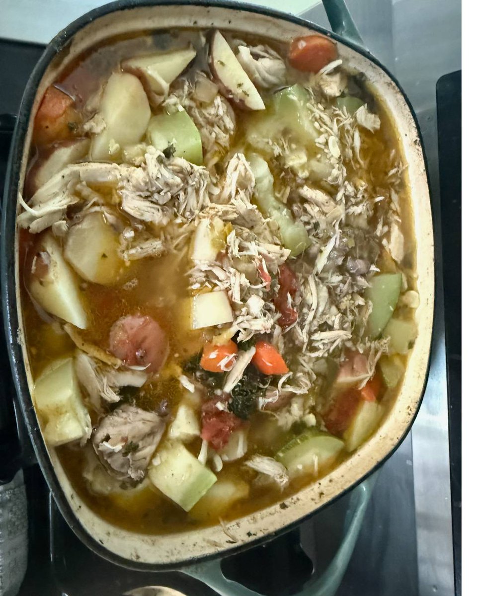 SusanBurtonLA's tweet photo. Life is good. Fresh vegetables from Susan Burton's garden. Chicken soup made in Chrissy Teigen's pot!
#ANewWayOfLife #FYP FY MondayThoughts #MondayMotivation #MondayVibes https://t.co/o4YxLcCPFv