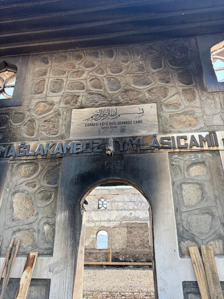 berat_tosun's tweet photo. Bugün Mağlakamboz Yaylası'nda yangında zarar gören camiyi ziyaret ettik. Elhamdülillah, hayırseverlerin desteğiyle tadilat çalışmaları başlamış durumda.Emeği geçen herkese gönülden teşekkür ediyor, Yeşil vatanın bağrında,taş üstüne taş koyan herkesten Allah razı olsun. https://t.co/gN7G3YXzLp