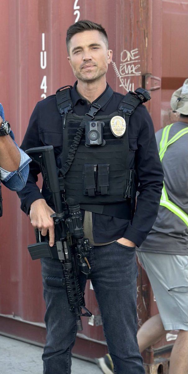 The scruff. The fade. The earpiece. The tactical vest. The plain clothes. 

Just dig my grave now because I’m not gonna survive this look onscreen 🥵