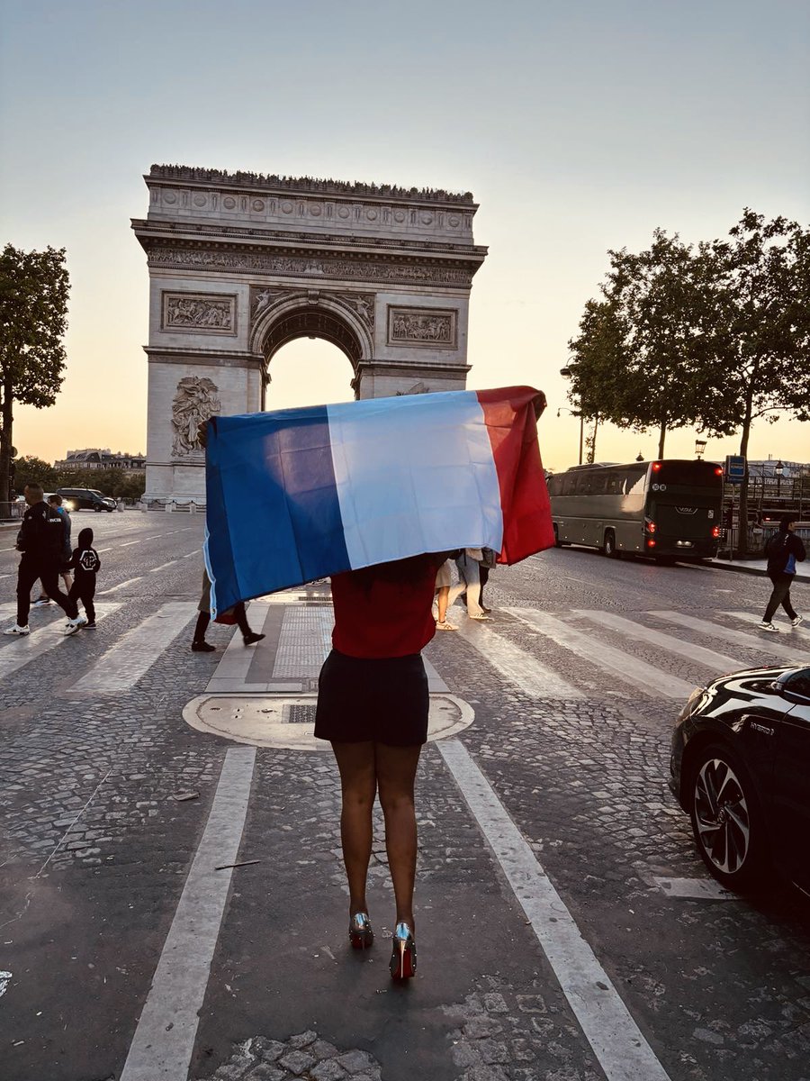 🇫🇷 Je brandis le drapeau français avec fierté.
Fier de notre Histoire, de notre culture, de nos racines chrétiennes et de la grandeur de cette nation forgée par des siècles de courage et de sacrifice.

Nous ne laisserons jamais triompher la France défigurée :
celle des Nahel, des
