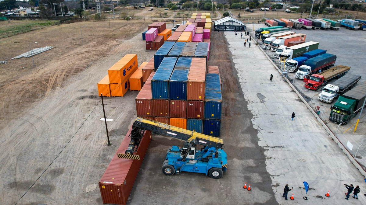 🫱🏻‍🫲🏼 El gobernador <a href="/MartinLlaryora/">Martín Llaryora</a> encabezó la inauguración del primer #PuertoSeco, impulsado por CaCEC (Cámara de Comercio Exterior de #Córdoba), con el acompañamiento del gobierno provincial a través de la <a href="/AgenciaProCba/">Agencia ProCórdoba</a>. Esta iniciativa permitirá reducir costos de logística