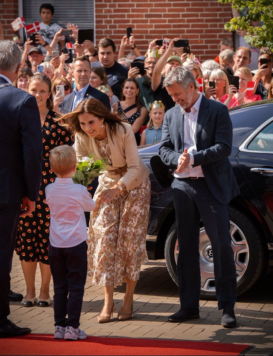 Josemn1_'s tweet image. 🇩🇰 Los Reyes de Dinamarca hacen una aparición estelar en la Plaza de Grêsten en compañía de la princesa Isabella y el príncipe Vicent. La Familia Real fue recibida con banderas, flores y el saludo de los asistentes.
© Casa Real.