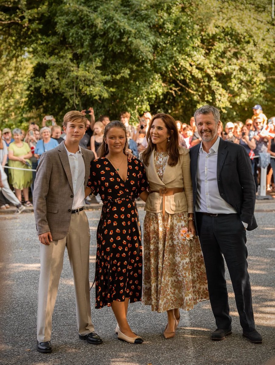 Josemn1_'s tweet image. 🇩🇰 Los Reyes de Dinamarca hacen una aparición estelar en la Plaza de Grêsten en compañía de la princesa Isabella y el príncipe Vicent. La Familia Real fue recibida con banderas, flores y el saludo de los asistentes.
© Casa Real.