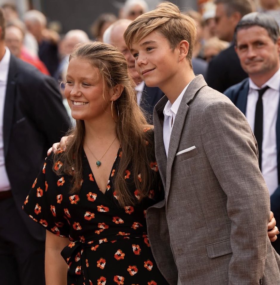 Josemn1_'s tweet image. 🇩🇰 Los Reyes de Dinamarca hacen una aparición estelar en la Plaza de Grêsten en compañía de la princesa Isabella y el príncipe Vicent. La Familia Real fue recibida con banderas, flores y el saludo de los asistentes.
© Casa Real.