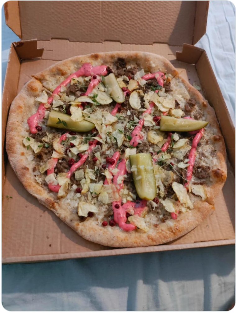 MayoMonkey2_'s tweet image. Pineapple on pizza? Finnish pizza is waaaay worse
Ground-up reindeer, lingonberry mayonnaise, pickles and potato chips