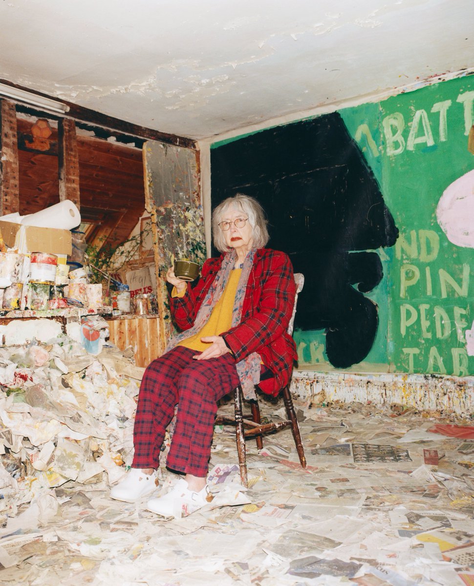 masdearte's tweet image. Busca la diferencia en lo cotidiano y crea a partir de motivos comunes capaces de llamar su atención, valiéndose de textos y de mucho humor.
Rose Wylie, activa a sus noventa, ofrece una retrospectiva en el Zentrum Paul Klee: tinyurl.com/3mdkc4ky