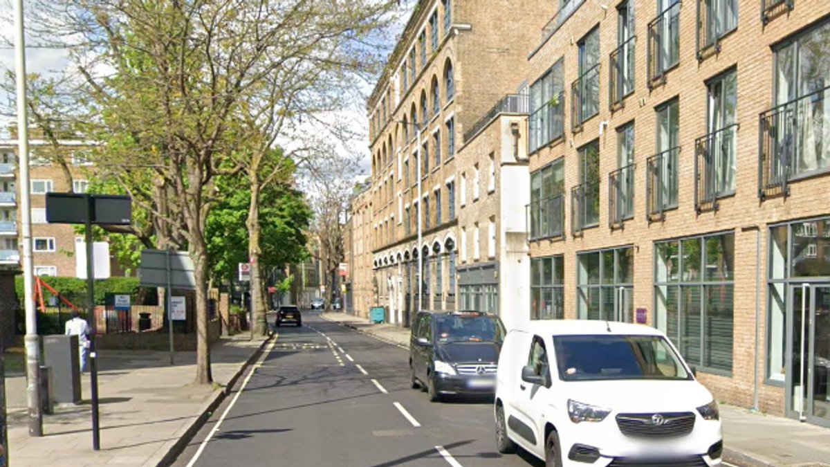 🚨TWO MEN HAVE DIED IN CENTRAL LONDON🚨

Stabbings resulting in two deaths and two seriously injured took place at Long Lane, Southwark today at 1pm.

Detective Chief Superintendent Emma Bond: "At this point, we do not believe it to be terrorism".

#LondonStabbing #KhanOut