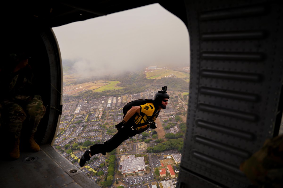 USArmy's tweet image. High Altitude Low Opening. 

Pictured: A @USASOCNews Para-Commando exits a UH-60 Black Hawk helicopter during a HALO jump demonstration over Weyand Field, Hawaii during a recruiting event. 

📸 Staff Sgt. Andre Taylor, @USARPAC