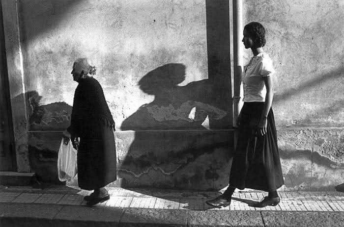 Isa69191443's tweet image. "La stagione dell'amore viene e va.
I desideri non invecchiano quasi mai con l'età..."
F.Battiato
📷 Ferdinando Scianna
#VentagliDiParole #LaStagioneDeiDesideri