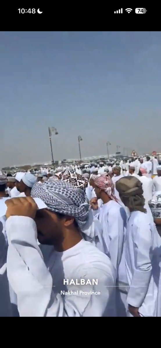 #وزاره_العمل
هؤلاء أبناء #عمان مهما كانت الظروف وانفلقت.
شعوركم   عندما يراهم اهلهم وهم  فلذات  اكبادهم او ابنائهم صغارهم وهم يلهثون في الشمس للبحث عن مصدر رزقهم.

لنتقاسم اللقمة بيننا خير من ان يذل شخص فينا يبحث عن لقمة الحلال فقط..

اخلقوا  #الأمان_الوظيفي ليناموا مستقرين.