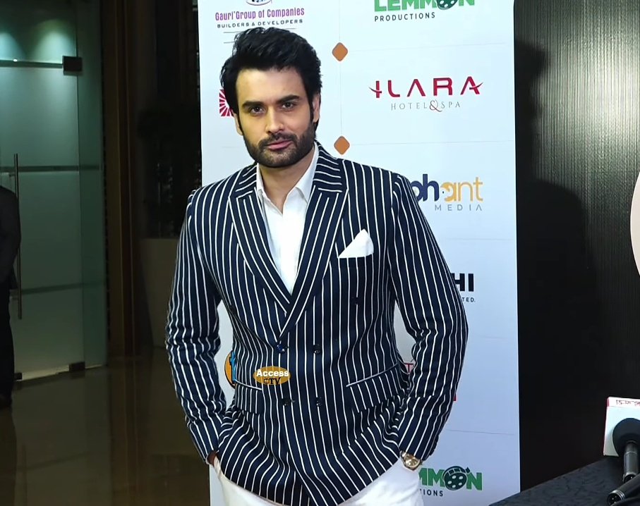 What are these looks?! 😭 He's not just handsome he's way more than that!! 🔥🔥

#VivianDsena #VDians