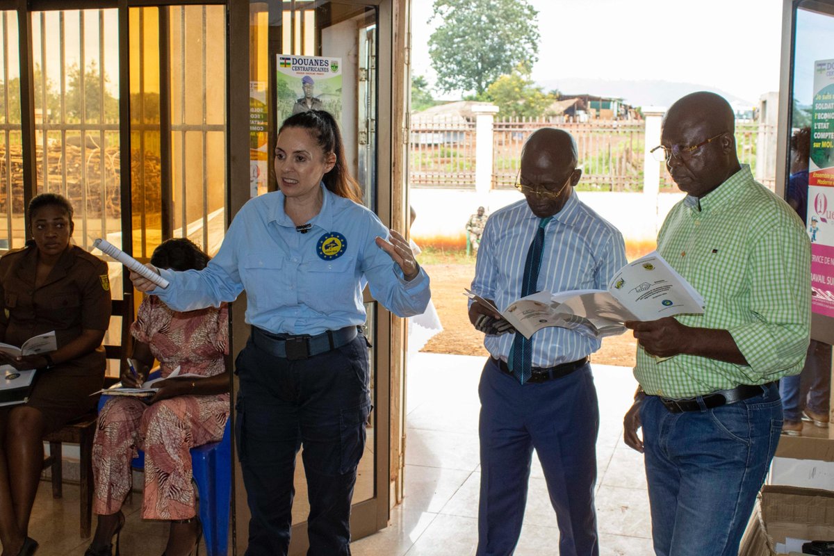 At PK26 🇨🇫, @EUAMRCA supported customs officers in strengthening integrity at the border — tackling corruption, reinforcing ethics, and restoring public trust. A professional, accountable customs service is vital to building a stronger, fairer Central African Republic. 🇪🇺