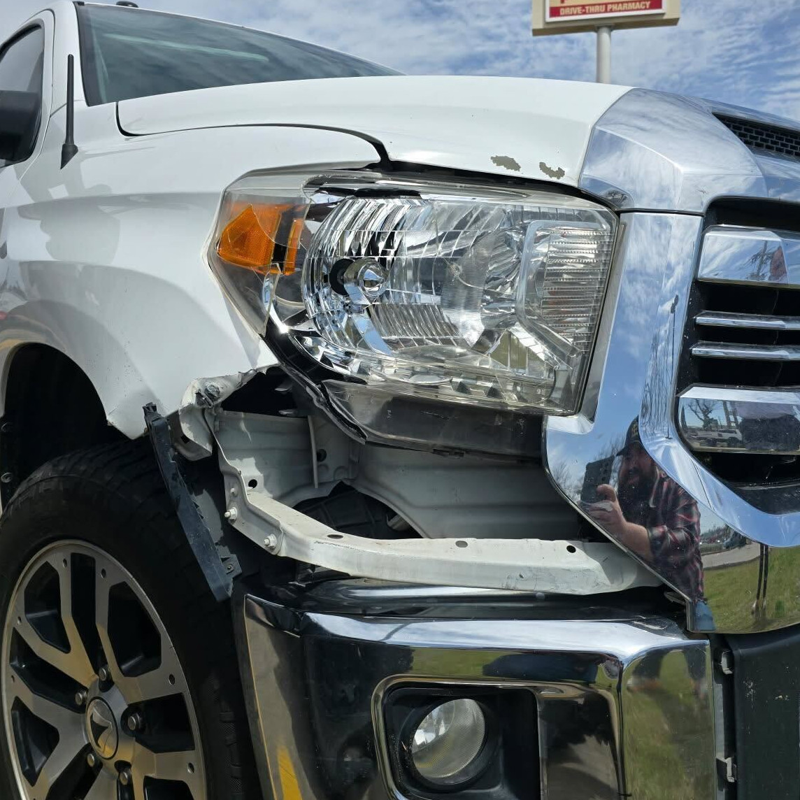 CombatOffroad's tweet photo. Our Full Assault Aluminum Fenders are tough.

How tough?

Ask this Toyota Tundra how tough.

They rammed into a Jeep Gladiator outfitted with our fenders and came out a little worse for wear.

Our fenders?

Minor scratches. https://t.co/50wIfM4Cor