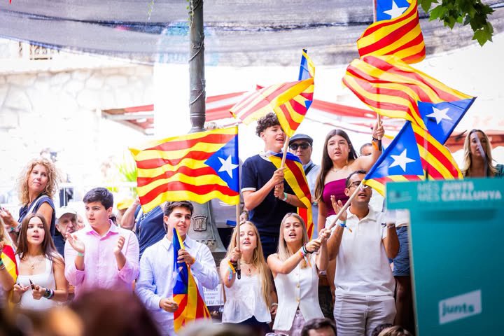 BlauJanes's tweet photo. Ahir vam tenir l’honor d’acompanyar el president @KRLS a Prats de Molló. Compromís, emoció i orgull de ser-hi amb la @JNCatalunya . Seguim treballant per la llibertat del nostre país, arreu i amb tothom. 💛 #JNC #Catalunya https://t.co/JHEXRrFLnO