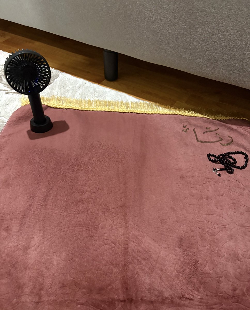 klimasız evde kendine hayrı olmayan el vantilatörüyle namaz kılmaya çalışmak