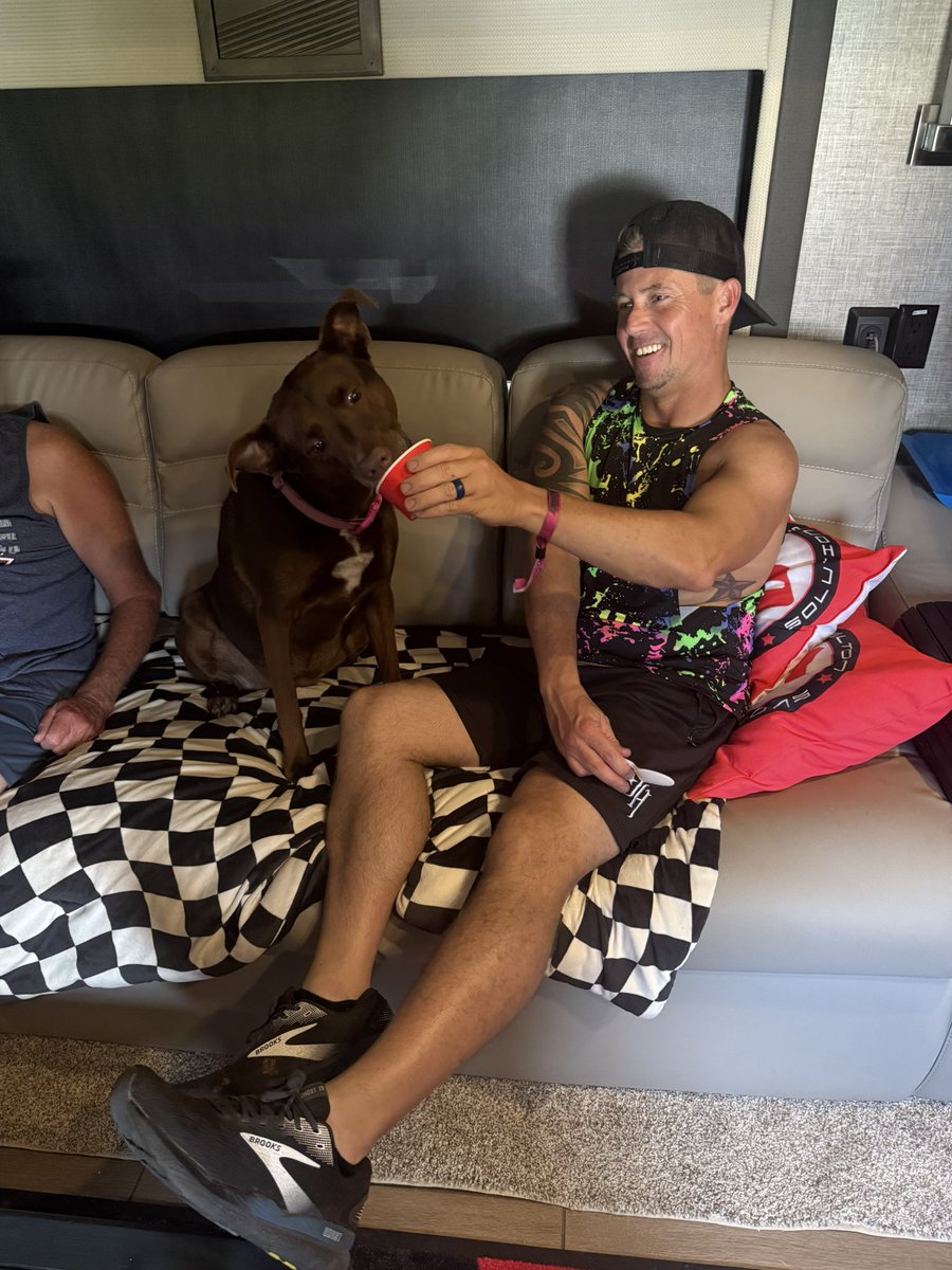 RealBenShelton's tweet image. PSA for the day: It’s really hot outside so make sure to share your ice cream with your dog 🐶😜 #ThatsAll