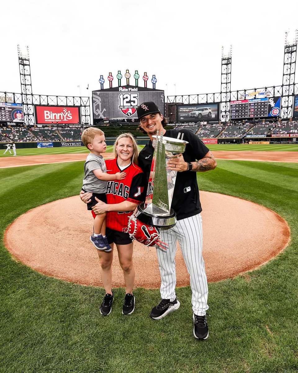 KendallCoyne's tweet image. Had a blast throwing out the first pitch at the #CrosstownClassic, and it was even more special sharing the moment with my family! 

Thank you, @whitesox, for an unforgettable night and for celebrating the Walter Cup with us! 🏆⚾️