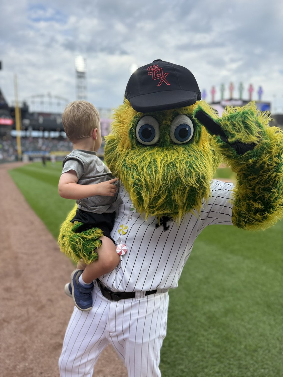 Had a blast throwing out the first pitch at the #CrosstownClassic, and it was even more special sharing the moment with my family! 

Thank you, <a href="/whitesox/">Chicago White Sox</a>, for an unforgettable night and for celebrating the Walter Cup with us! 🏆⚾️