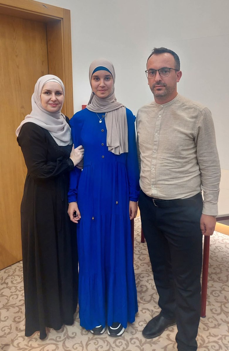 Saraybosna'dan 15 yaşındaki bir adaşım hafız oldu. 

Bosna Hersek bir hafızla daha zenginleşti. Allah Kur'an yolundan ayırmasın...